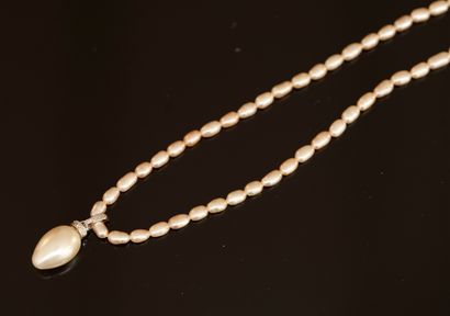 COLLIER RAS DE COU de perles d'eau douce...