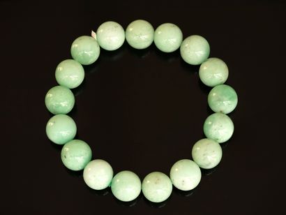 BRACELET composé de perles rondes de chrysoprase...