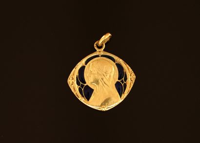 MEDAILLE en or jaune 18K (750/°°) et émail...