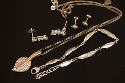 SET in silver and silver-plated metal comprising...