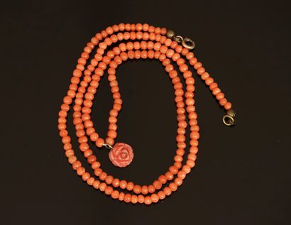 COLLIER en corail orangé composé de petites...