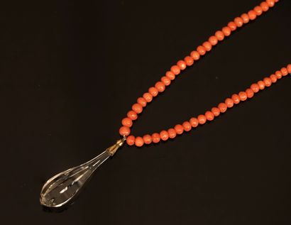 COLLIER de corail orangé en légère chute...