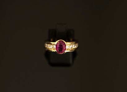 18K (750/°°) yellow gold RING centered on...