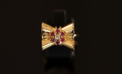 925/°° Sterling silver ring featuring a stylized...