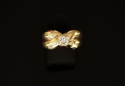 BAGUE en or jaune 18K (750/°°) centrée d'un...