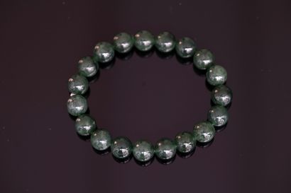 BRACELET composé de perles rondes de jade...