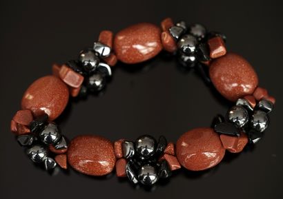 BRACELET composé de perles ovales de pierres...