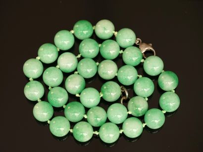 COLLIER CHOKER de boules de pierre dure verte...