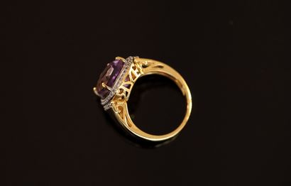 925/°° Sterling silver ring centered on a...
