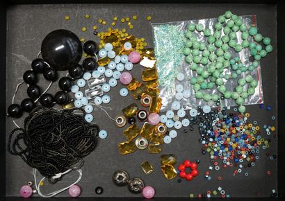 ENSEMBLE de perles de pierres dures de taille...