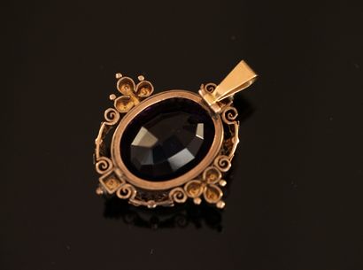 AC- PENDENTIF en or rose centré d'une importante...