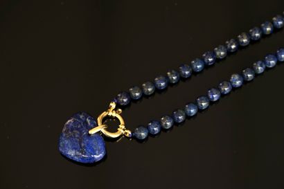 COLLIER composé de perles rondes de lapis...