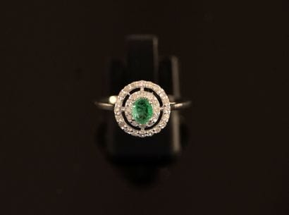 925/°° silver ring centered on an oval emerald...