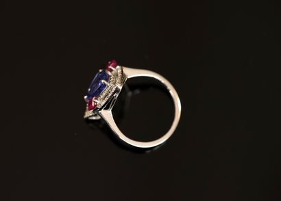 AC- 18K (750/°°) white gold ring with triangular...