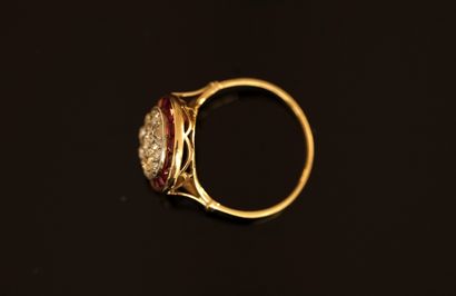 BAGUE en or jaune 18K (750/°°) formée d'une...