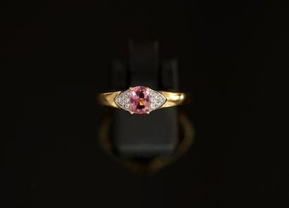 925/°° Sterling silver ring centered on a...