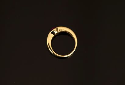 18K (750/°°) yellow gold RING centered on...
