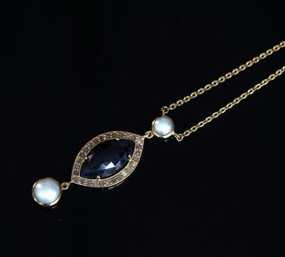 925/°° GOLDEN SILVER NECKLACE holding a motif...
