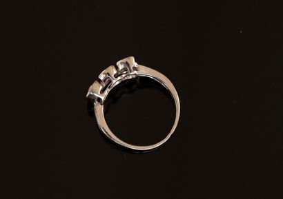 925/°° silver ring centered with 3 oval pink...