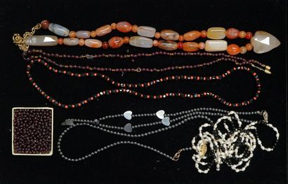 ENSEMBLE comprenant 6 colliers en perles...