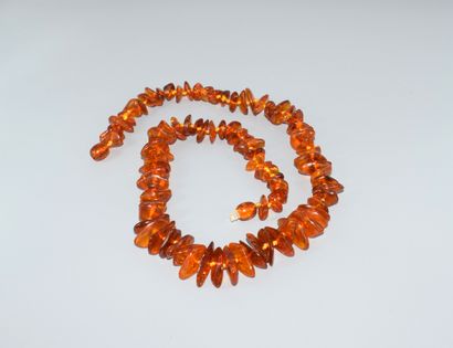 ENSEMBLE en galets d'ambre comprenant 2 colliers...