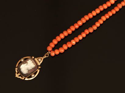 COLLIER en corail orangé composé de perles...