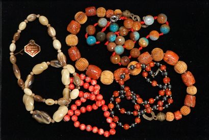 ENSEMBLE en pierres dures (hématite et agate),...