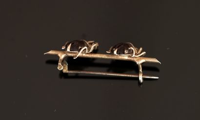 BROCHE en argent doré présentant 2 insectes,...
