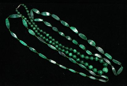 ENSEMBLE de 3 colliers en perles de malachite...