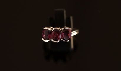 925/°° silver ring centered with 3 oval pink...