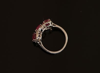 925/°° silver ring set with 3 oval rubies...