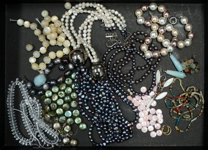 ENSEMBLE de perles de pierres dures de taille...