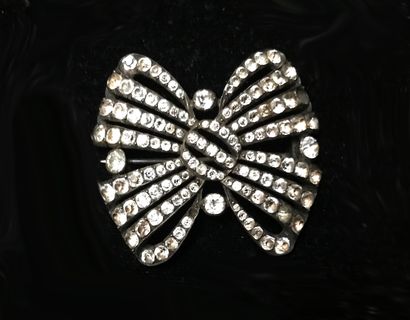 Silver brooch min 800/°° featuring a knot...