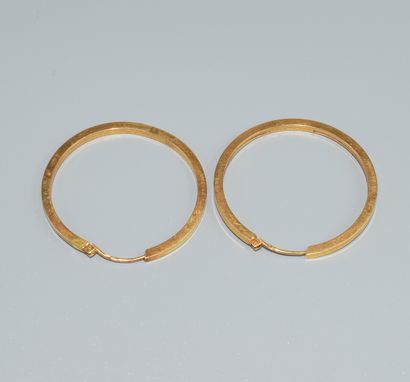 PAIR OF CREOLES in 18K (750/°°) yellow gold,...