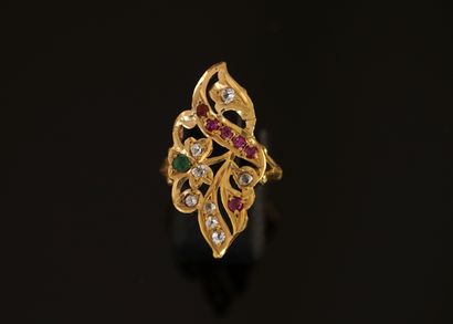 RING in 18K (750/°°) yellow gold featuring...
