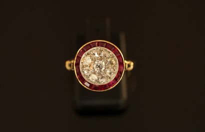 BAGUE en or jaune 18K (750/°°) formée d'une...