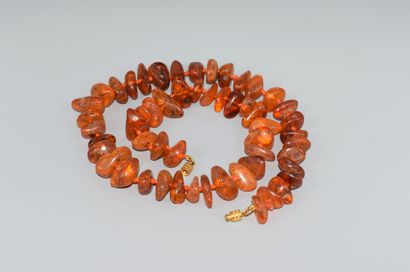 ENSEMBLE en galets d'ambre comprenant 2 colliers...
