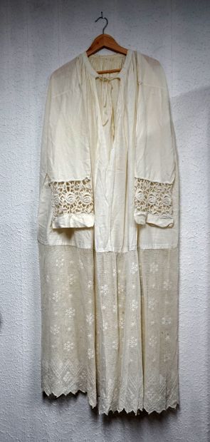 ENSEMBLE de vêtement ancien en coton, dentelle,...