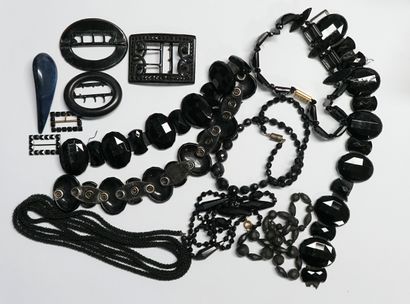 FANTAISIE - SET of imitation jet pearls including...