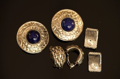 GUY LAROCHE - PAIR OF round ear clips centered...