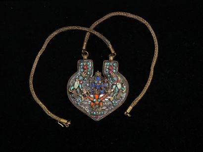 COLLIER pectoral en métal doré centré d'un...