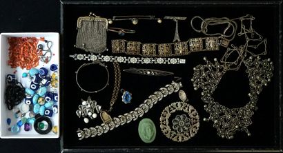 SET in silver- or gold-plated metal with...
