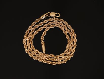 COLLIER mailles torsadées en plaqué or. Fermoir...