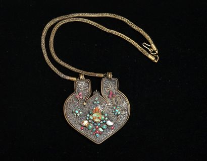 COLLIER pectoral en métal doré centré d'un...