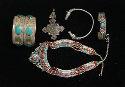 ENSEMBLE en métal argenté comprenant 1 bracelet...