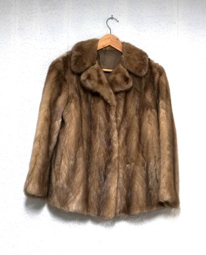 Short jacket in unbranded mink, 2 pockets,...