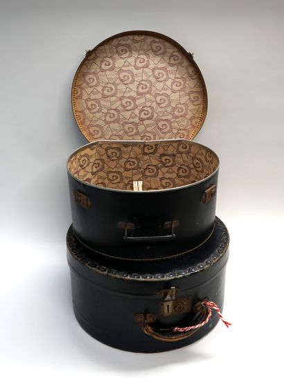 SET of 2 black painted caton hat boxes. 18x33.5cm...