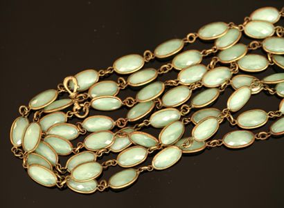 SAUTOIR in gilt metal and almond green glass...