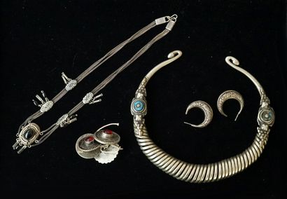 ENSEMBLE en métal argenté comprenant 1 collier...