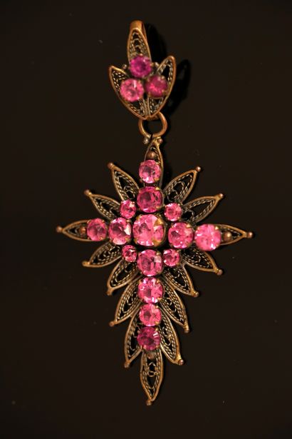 CROSS PENDANT in gilt and filigree metal,...